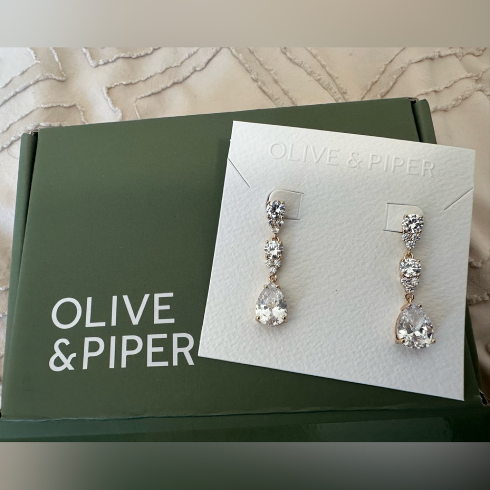 Olive and Piper Eleanor drop earrings- Clear